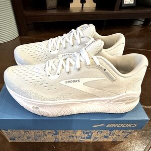 Brooks Ghost Max Size 10 White/Oyster/Metallic Silver